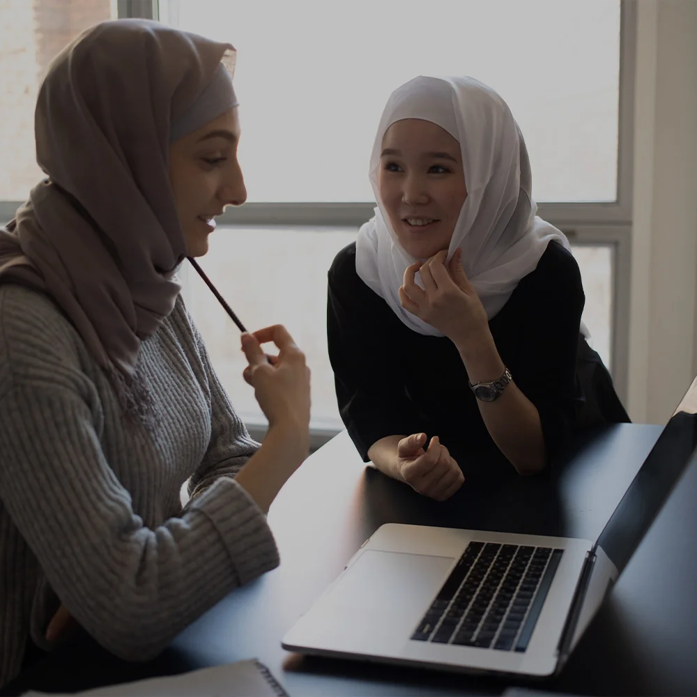 Två elever arbetar tillsammans med en laptop